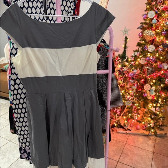 Gray and white dress - Picture 3 of 4